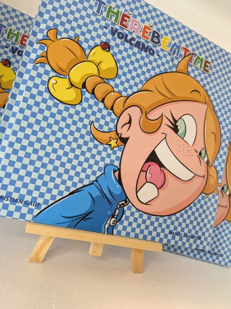 Photos représentant des albums de la BD pour enfants Thérébentine. On y voit le cinquième album qui est disponible à la vente sur le site des canards volants. On voit en plan serré Thérébentine souriant sur un fond à carreaux,typique de la série. Sur un noeud de ses couettes il y a une petite coccinelle.